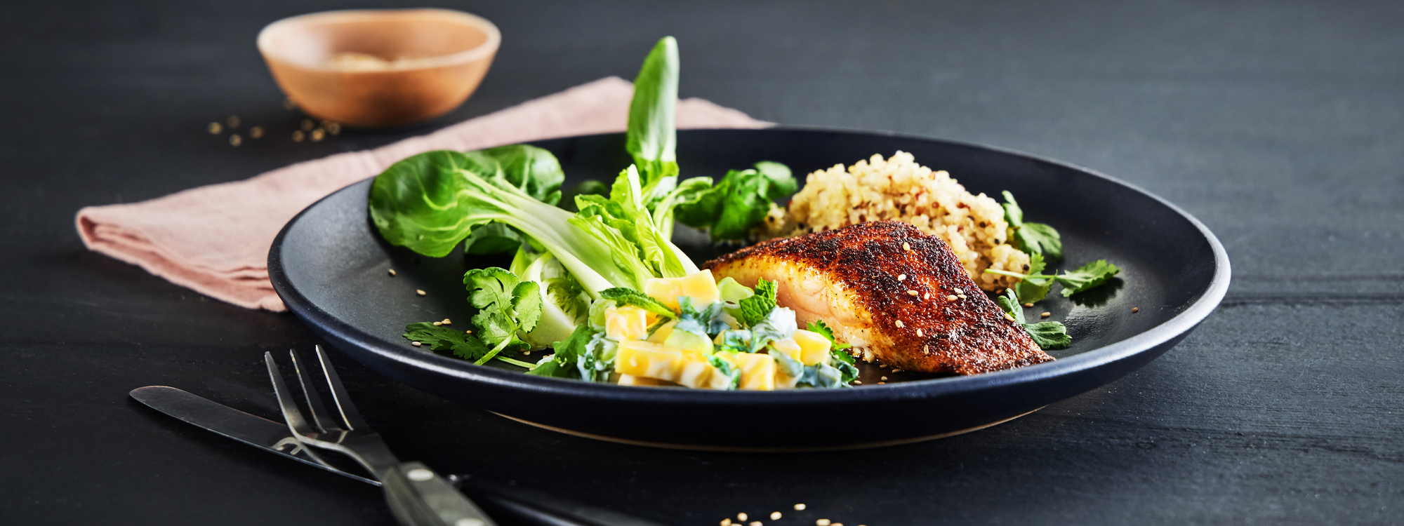 Tandoori-laks med pak choy, mango raita og quinoa