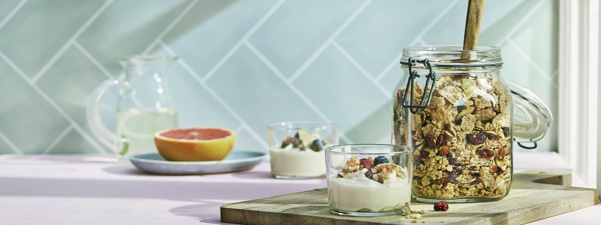 Hjemmelavet müsli med mandler, tørrede bananer, tranebær og rosiner