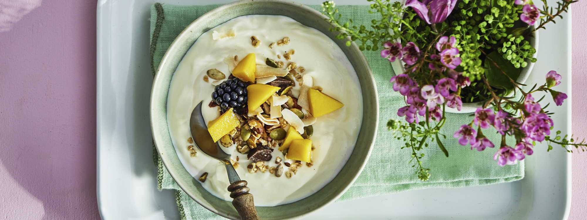 Hjemmelavet müsli med frø, kerner og chokolade