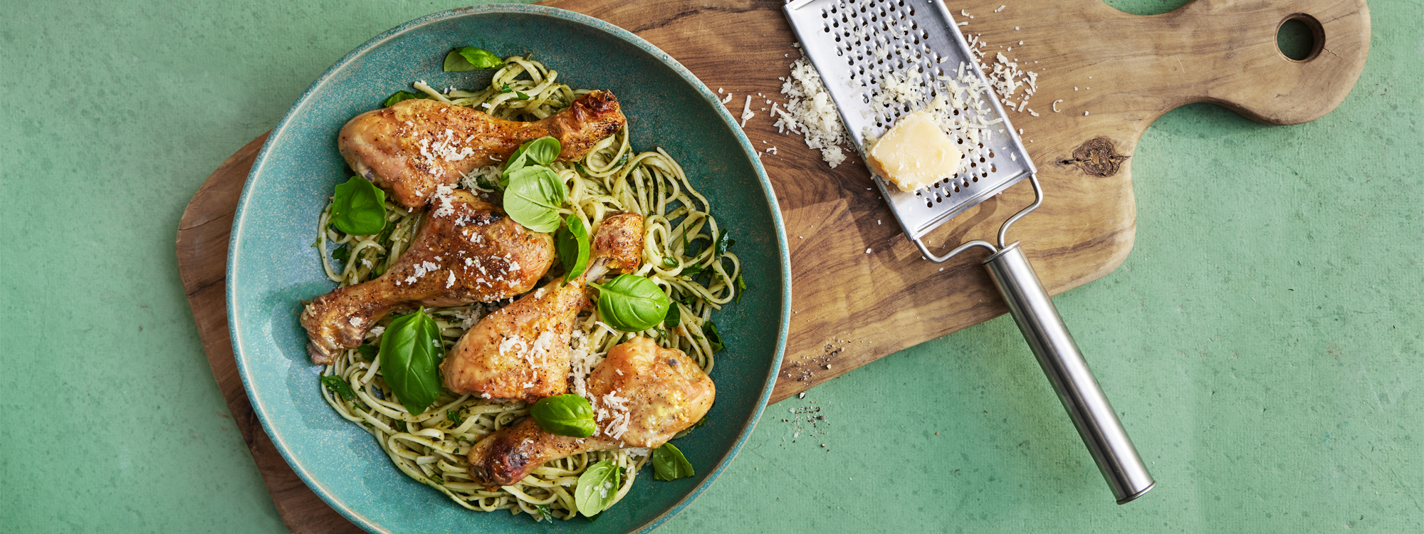 Stegte kyllingelår med pasta med basilikum