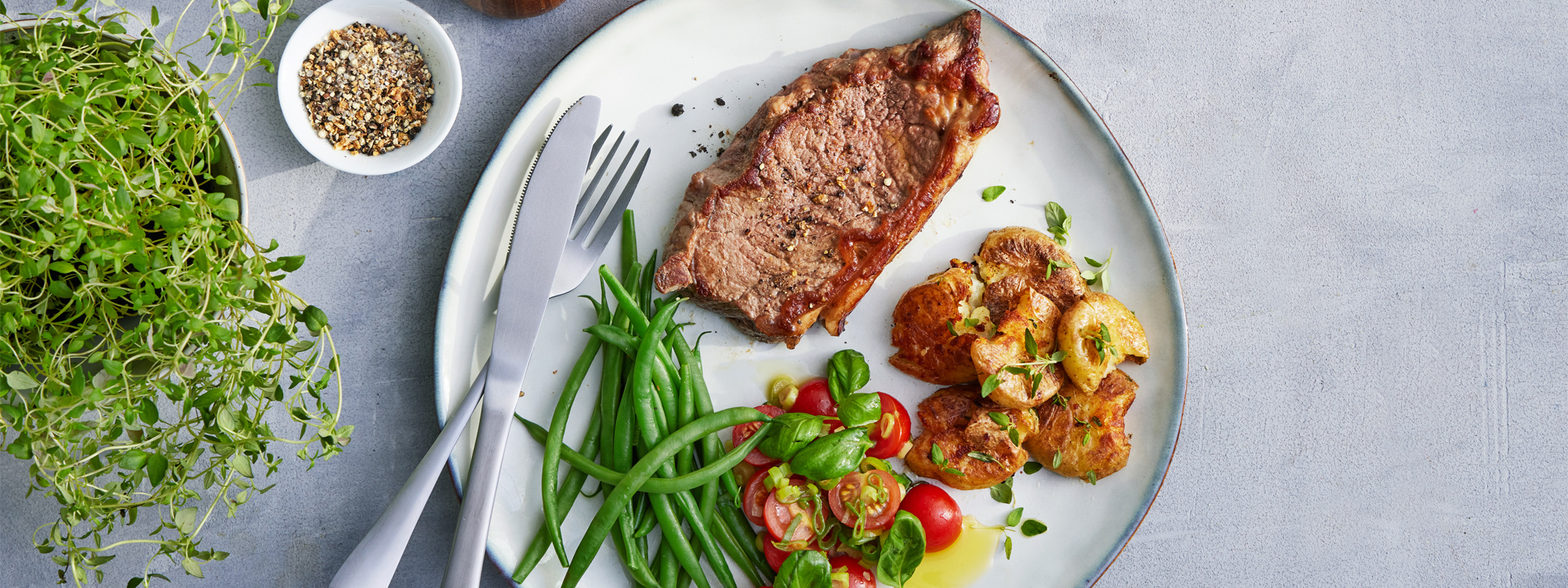 Entrecôte med grønne bønner, tomatsalsa og knuste timiankartofler