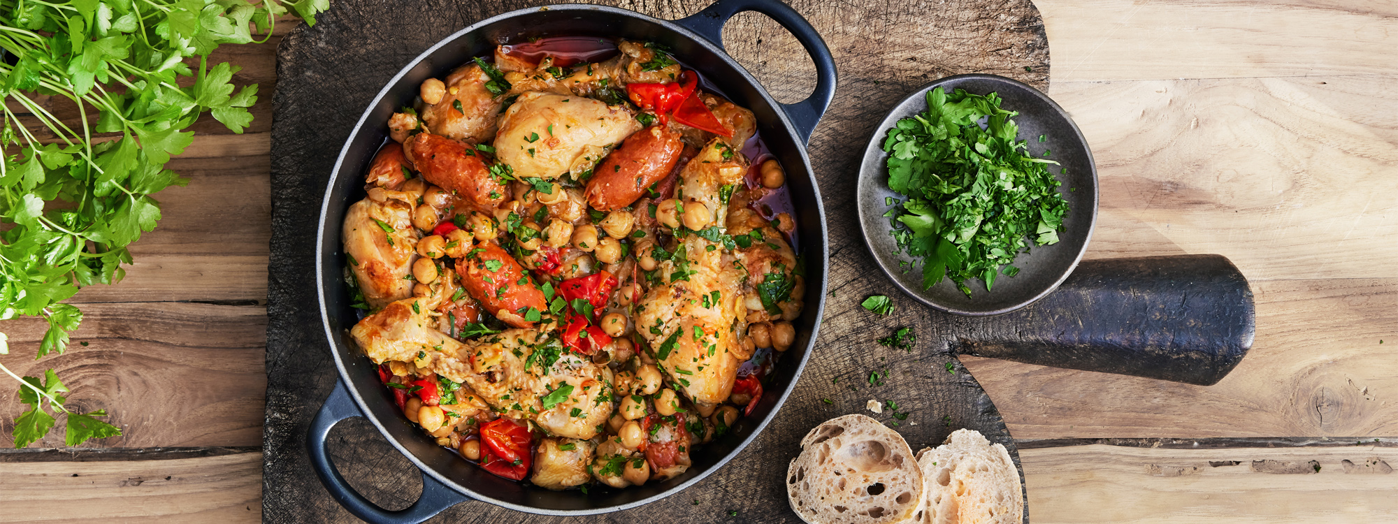 Grydestegte kyllingelår med chorizo, rød peber, kikærter og persille