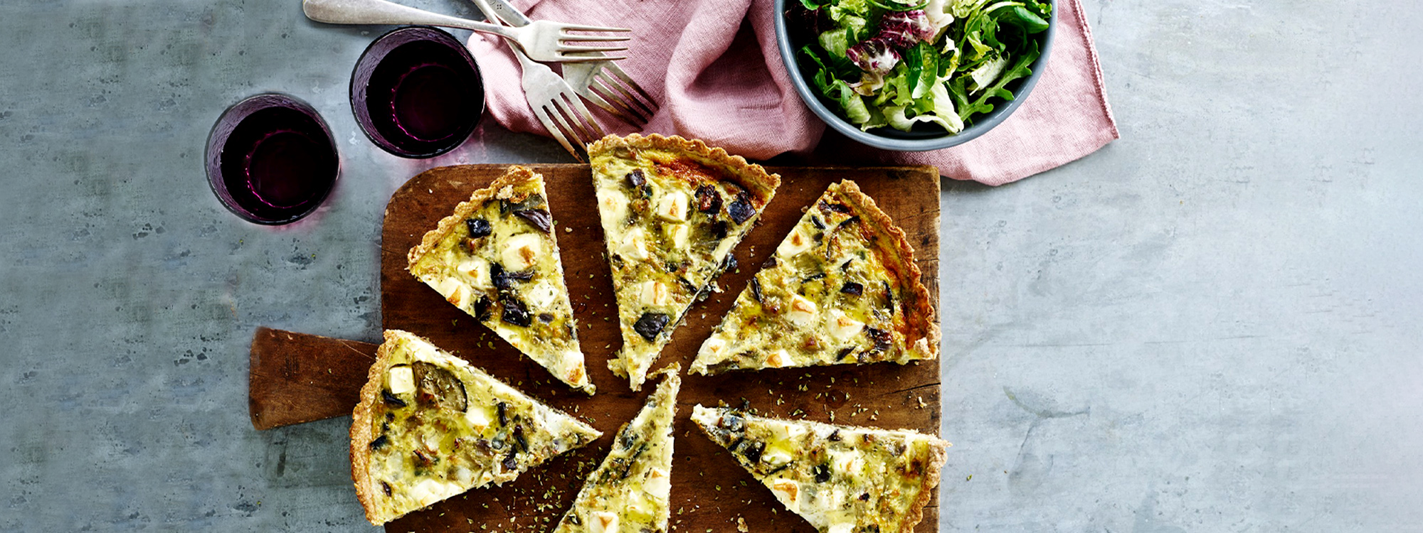 Fuldkornstærte med aubergine og hytteost