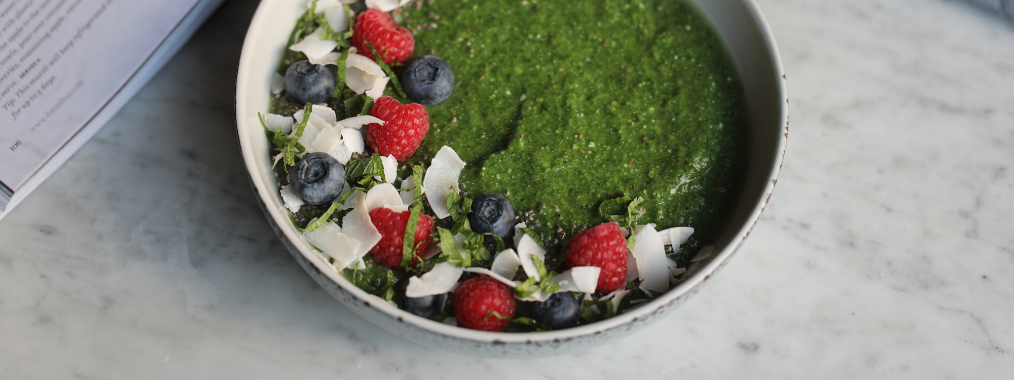 Smoothie med banan og lækker topping