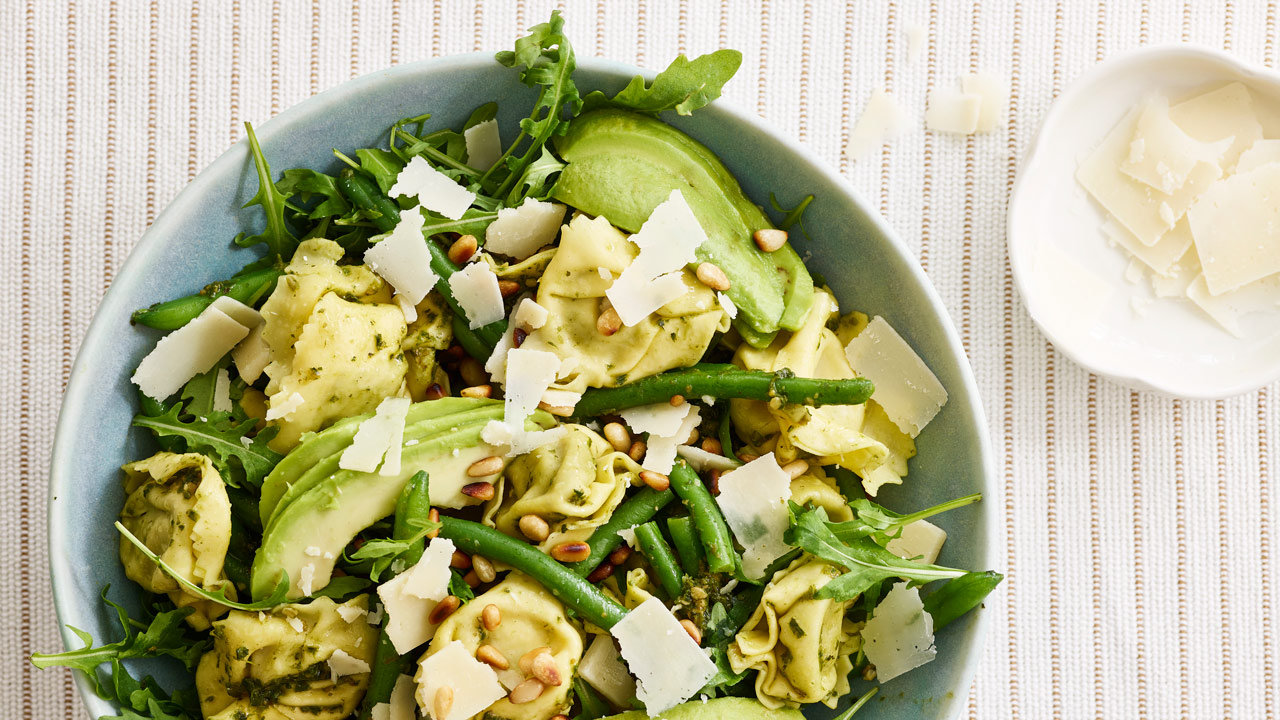 Få opskriften på Tortellinisalat med pesto