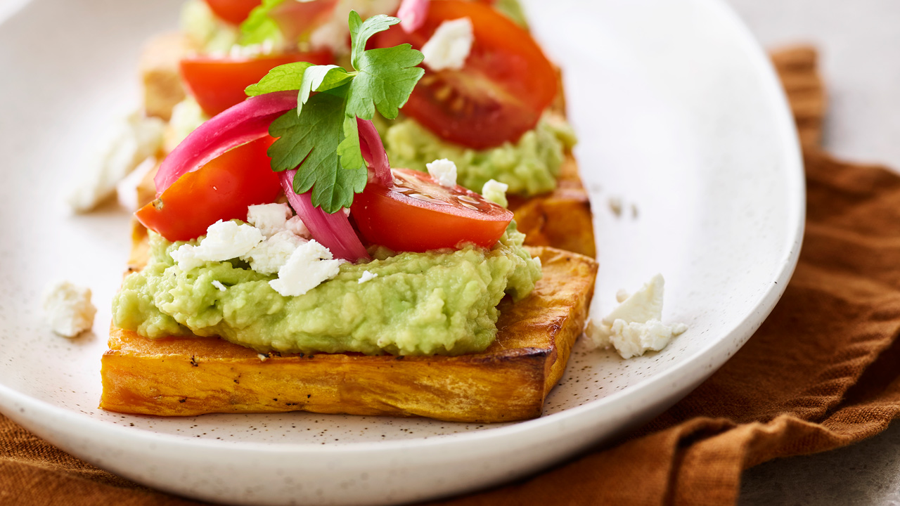 Sød kartoffel-bruschetta med avocado og tomat