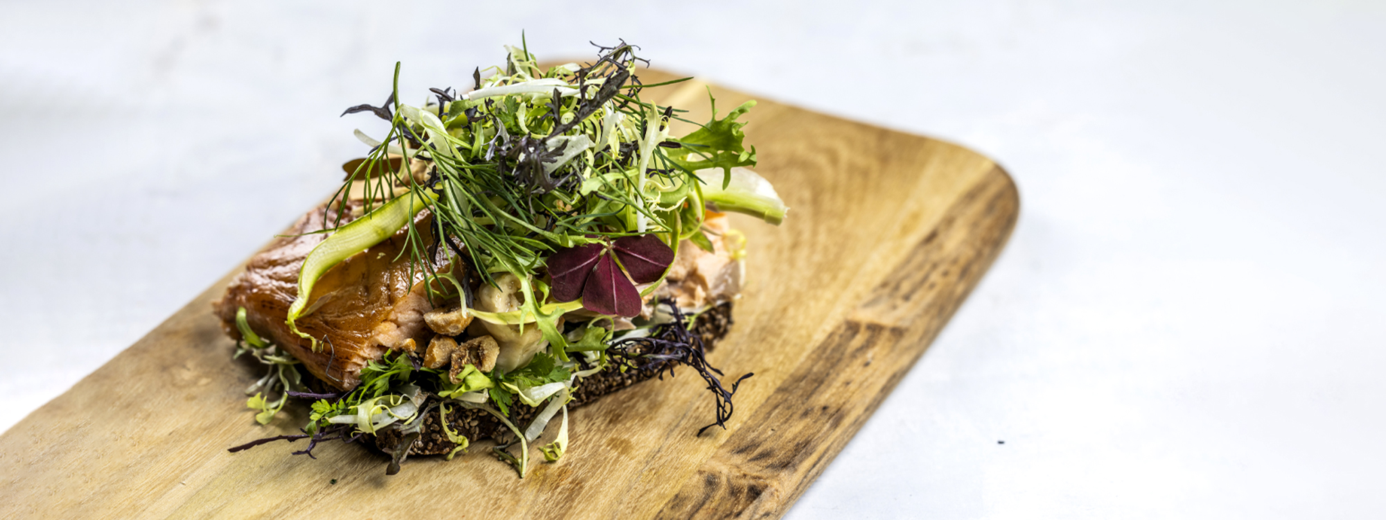 Smørrebrød med varmrøget laks med grønt og nøddemayo