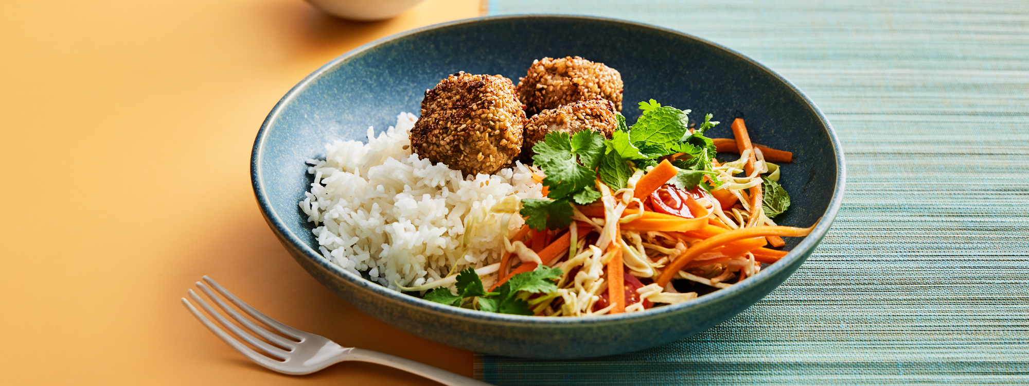 Ricebowl med kyllingekødboller og sprødt grønt