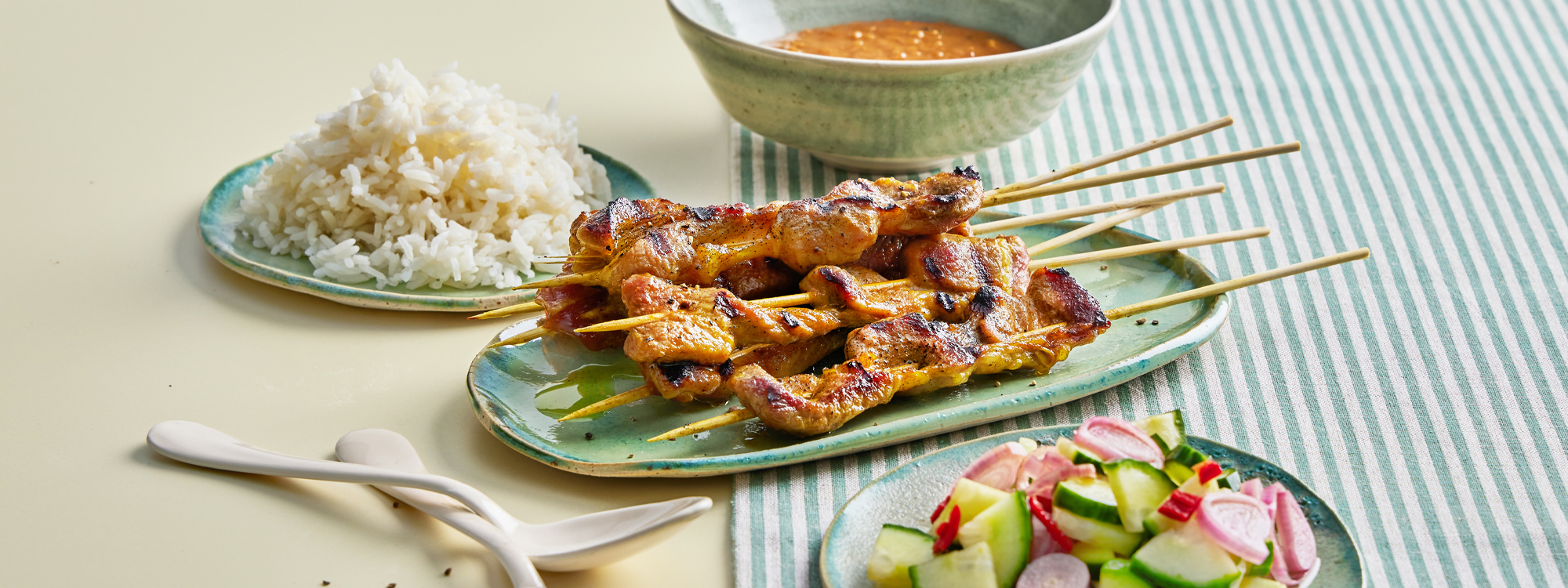 Sataysticks - marineret svinekød med peanut-sauce