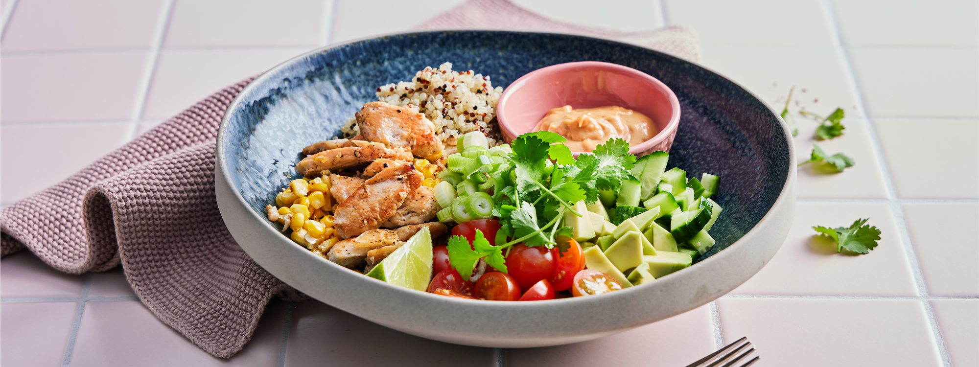 Buddha bowl med kylling og peanutbuttersauce
