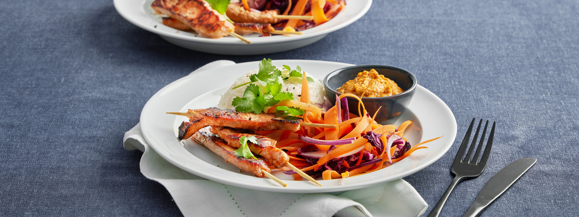 Lakse-satayspyd med jordnøddesauce