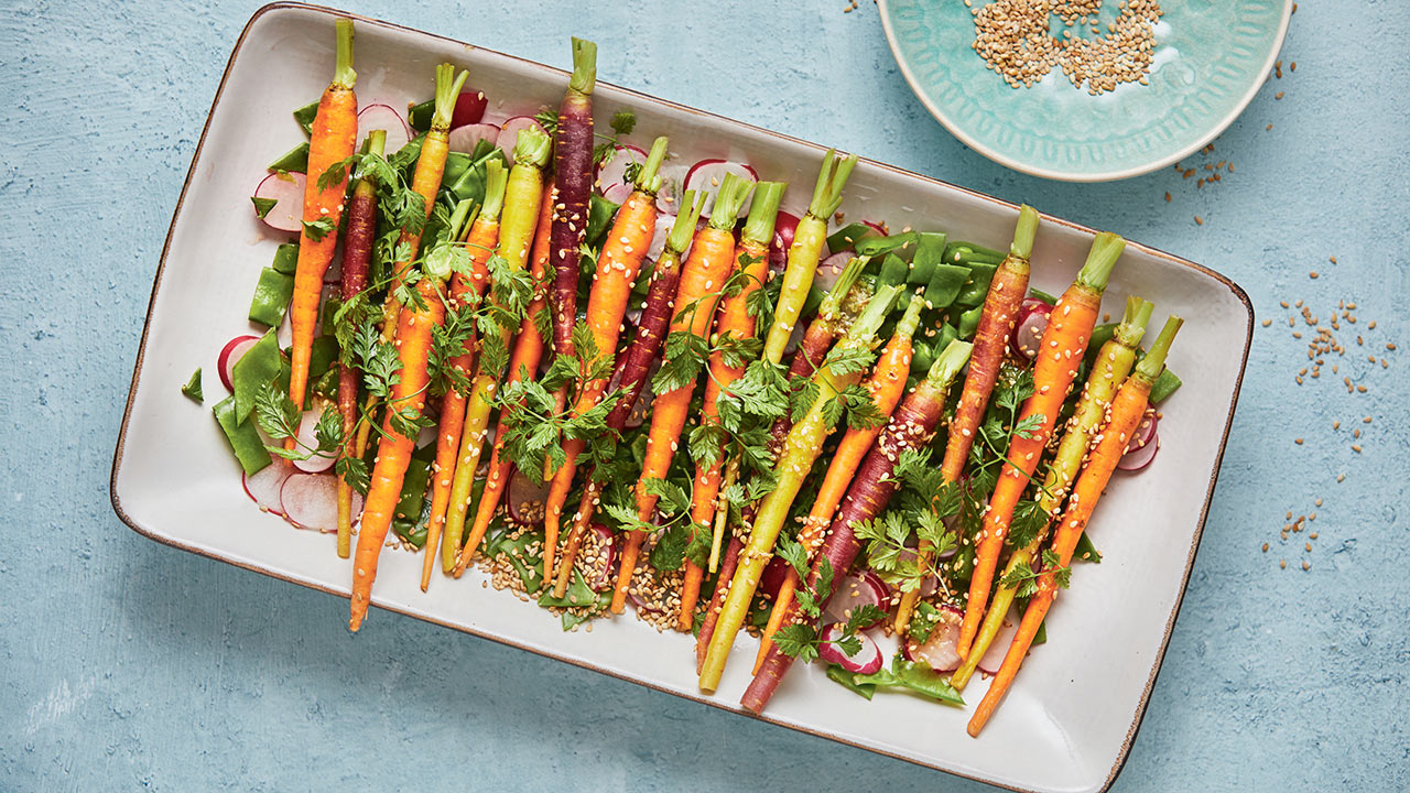 Gulerodssalat med radiser, sukkerærter og ingefær