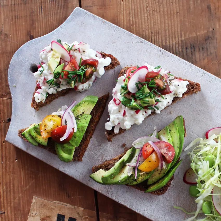 Rugbrød med avokado, hytteost og salat | Coop Opskrifter