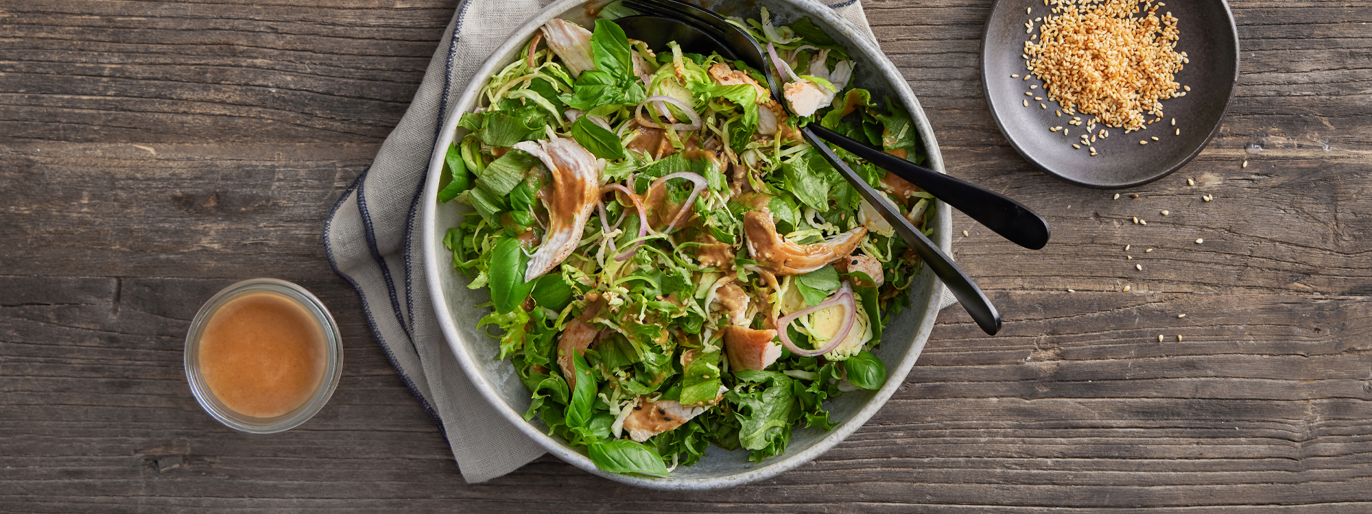 Sprød salat med kylling, rosenkål, krydderurter og gomadressing