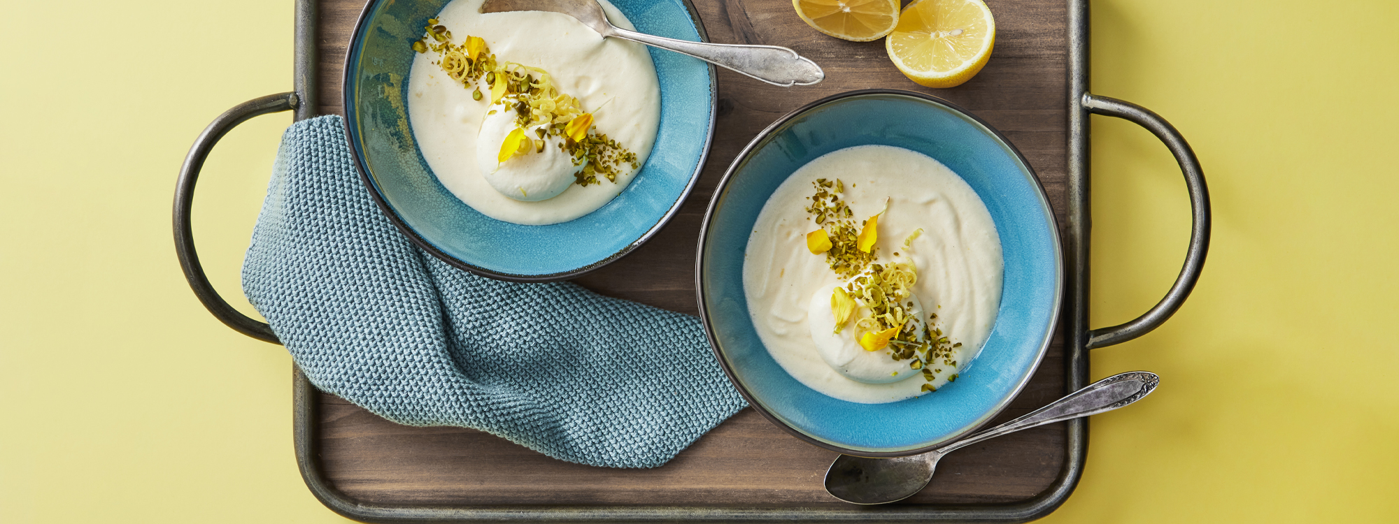 Citronfromage med citronskal og hakkede pistacienødder