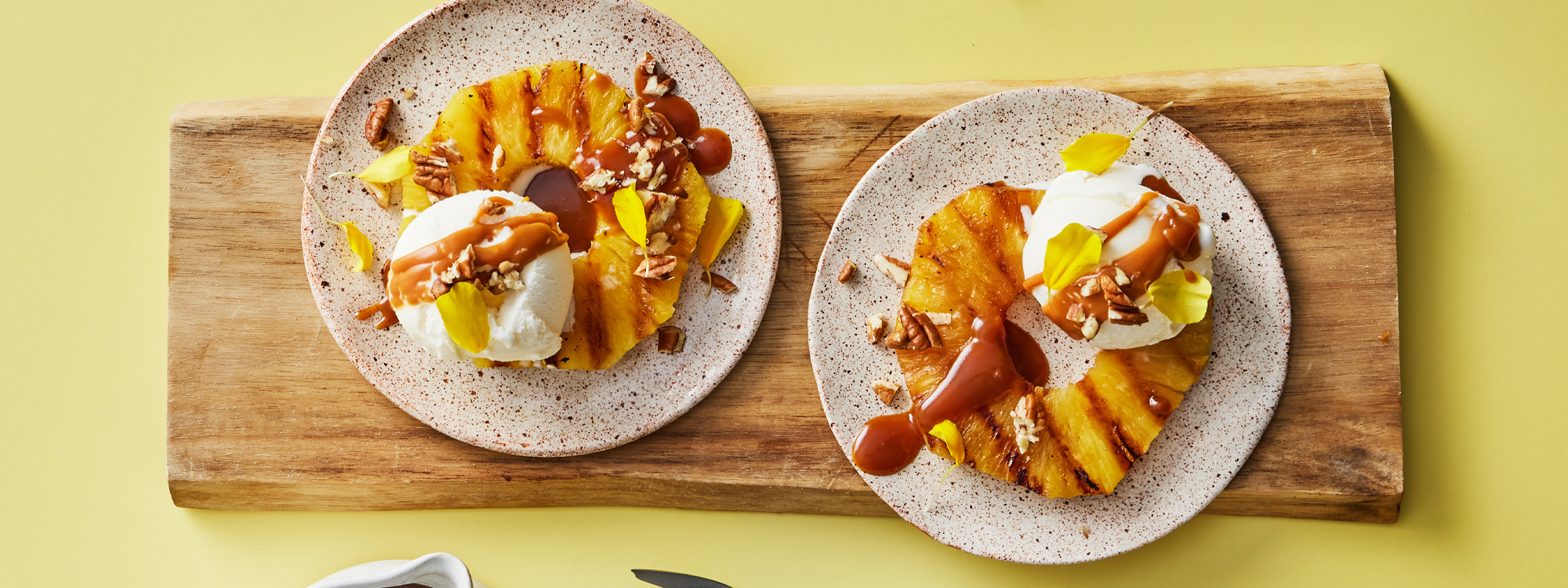 Grillet ananas med vaniljeis og karamelsauce