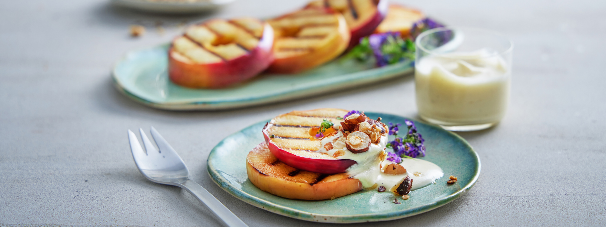Grillet æble med råcreme og nøddecrumble