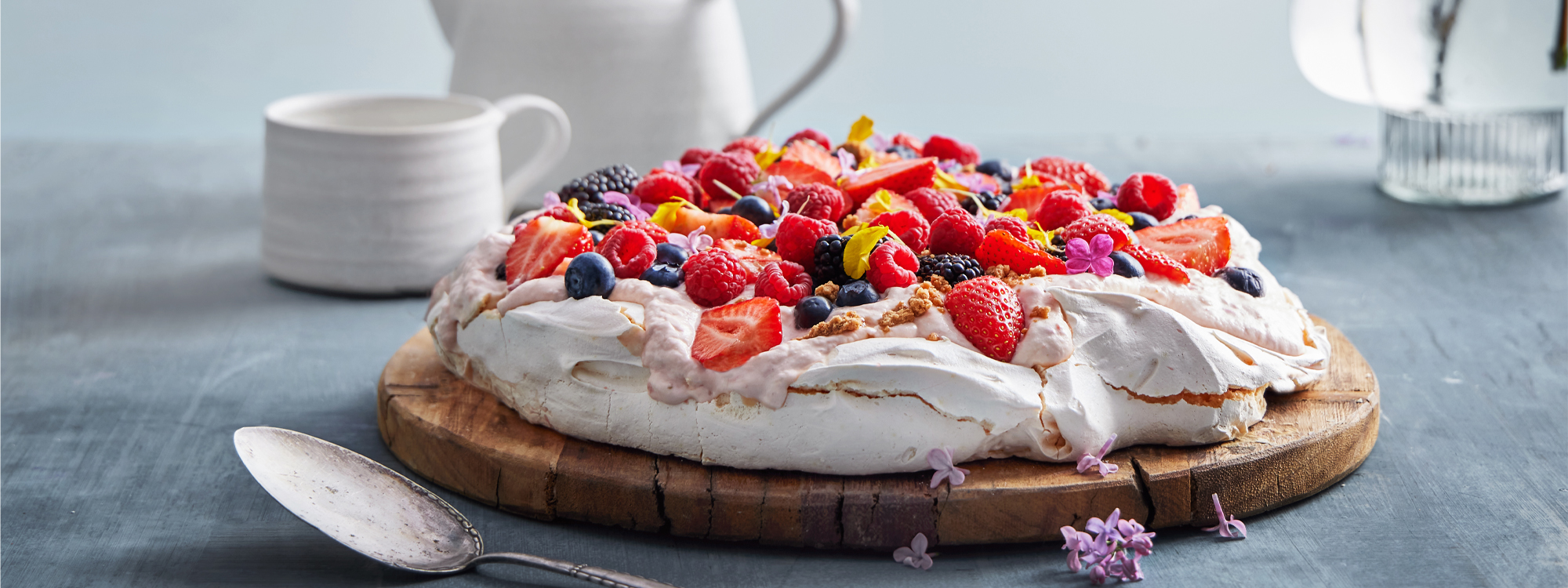 Pavlova med jordbærflødeskum og friske bær