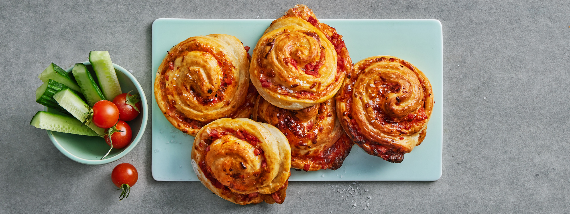 Pizzasnegle med pepperoni og mozzarella