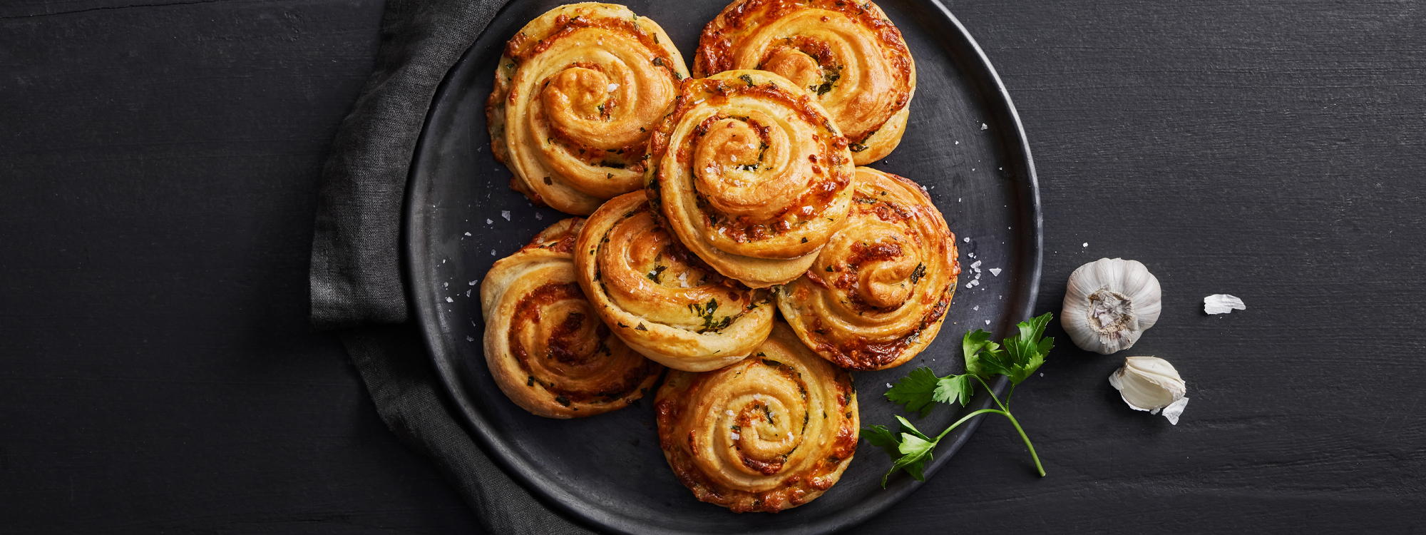 Hvidløgssnegle med mozzarella og persille