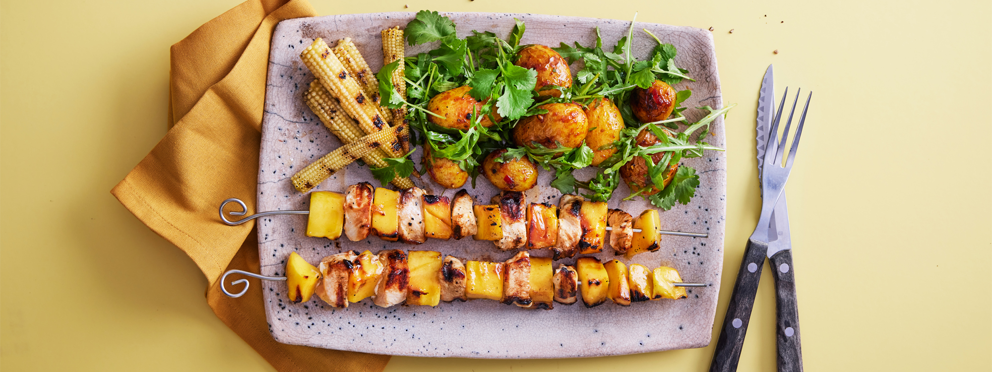 Grillspyd med kylling, mango og kartofler med chili