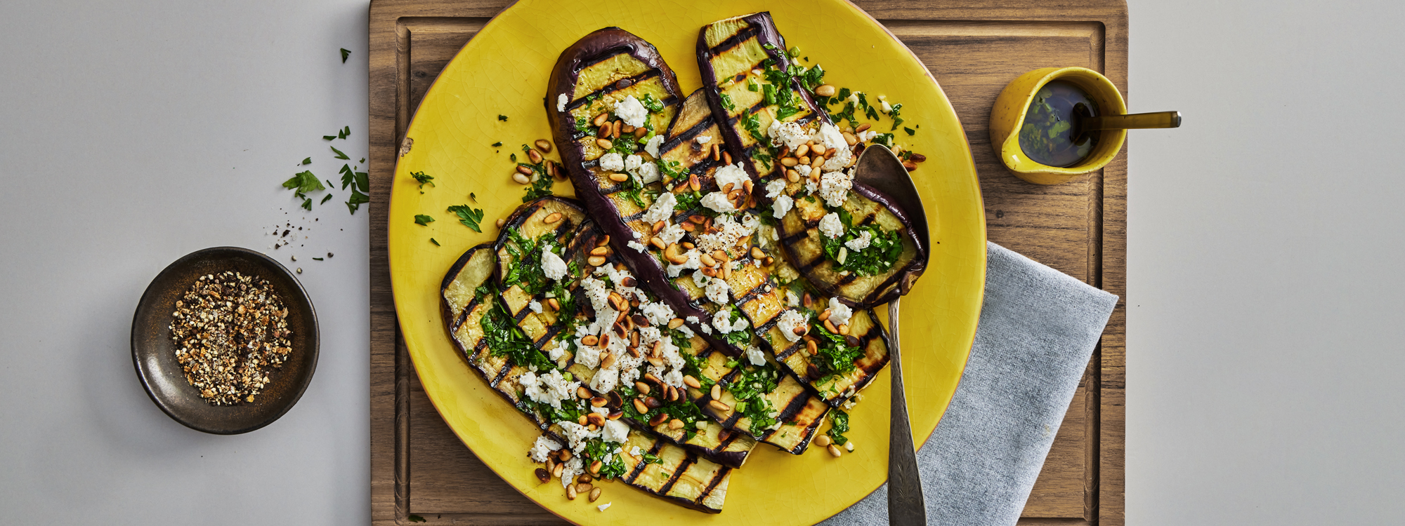 Grillede auberginer med persille, hvidløg og feta