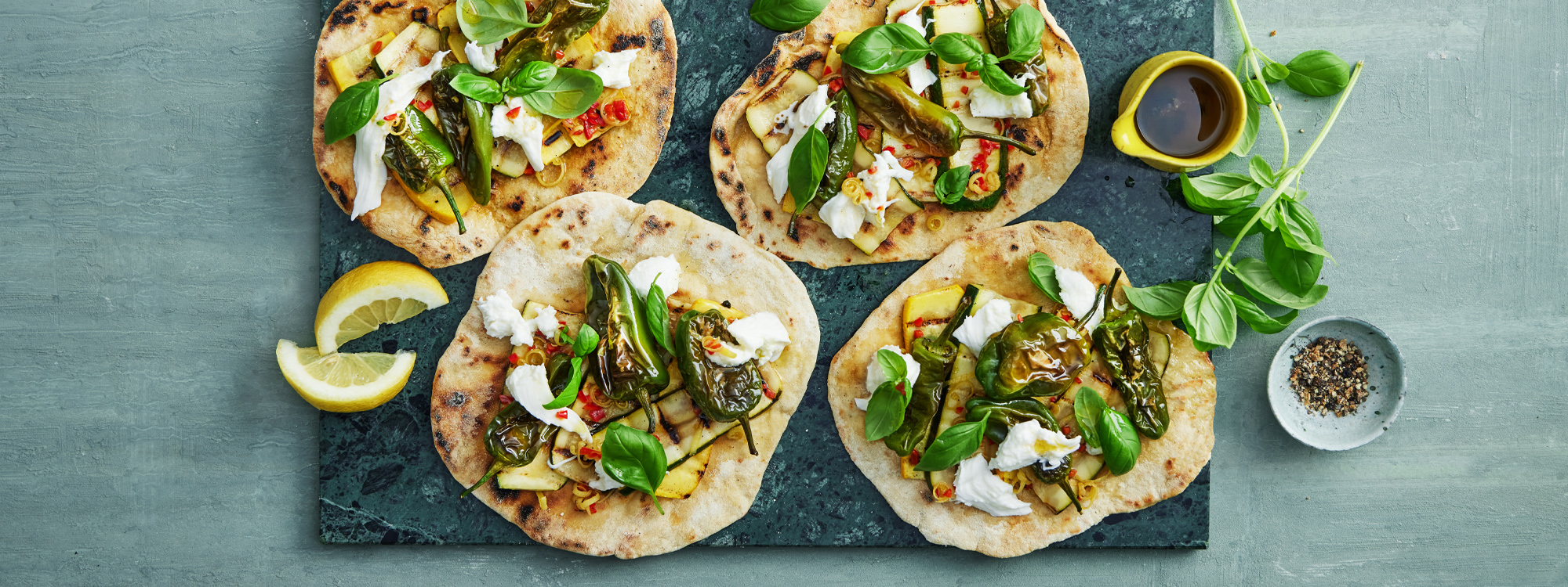 Fladbrød med grillet squash, mozzarella og Padrons peber
