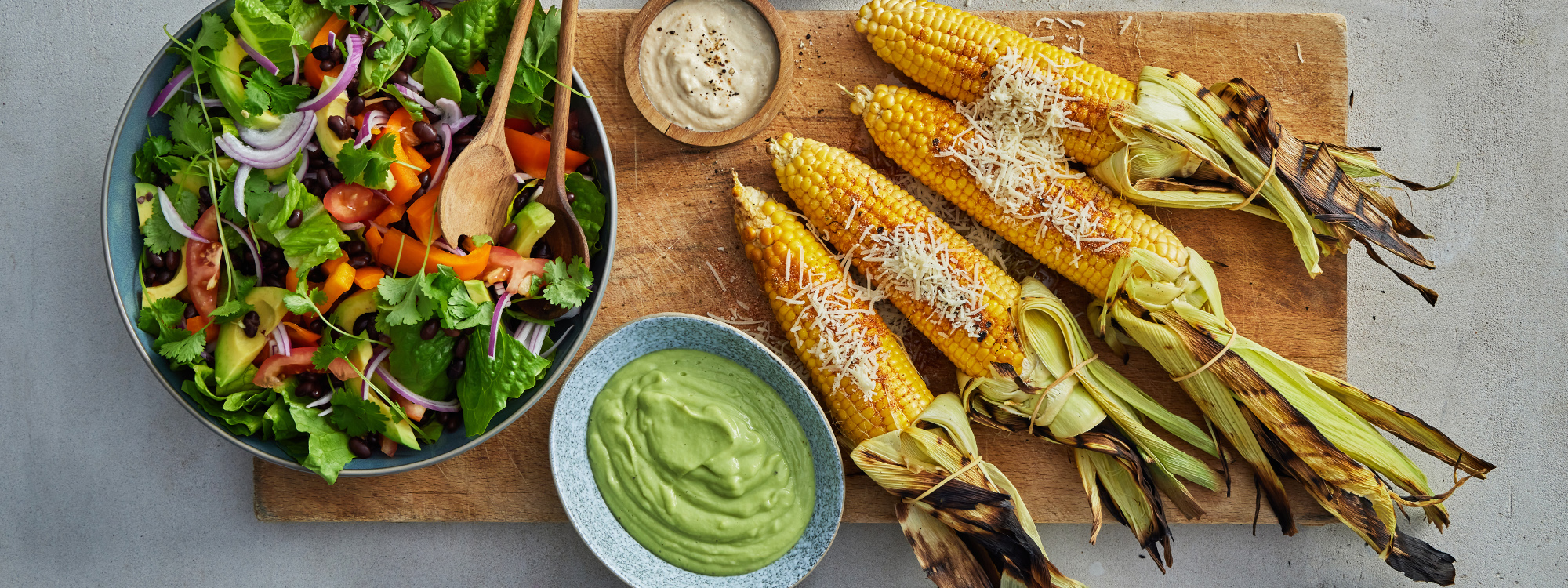 Grillede mexicanske majskolber med avocadodressing