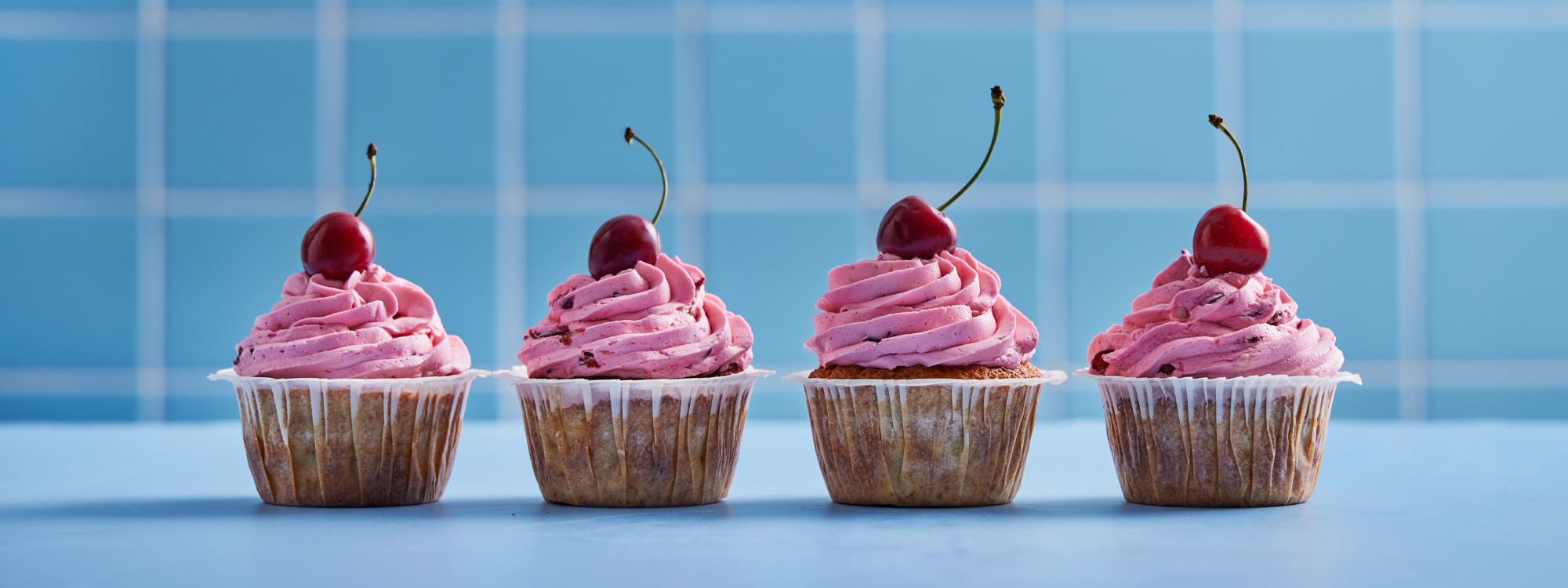 Mandelmuffins med hvid chokolade og kirsebærfrosting