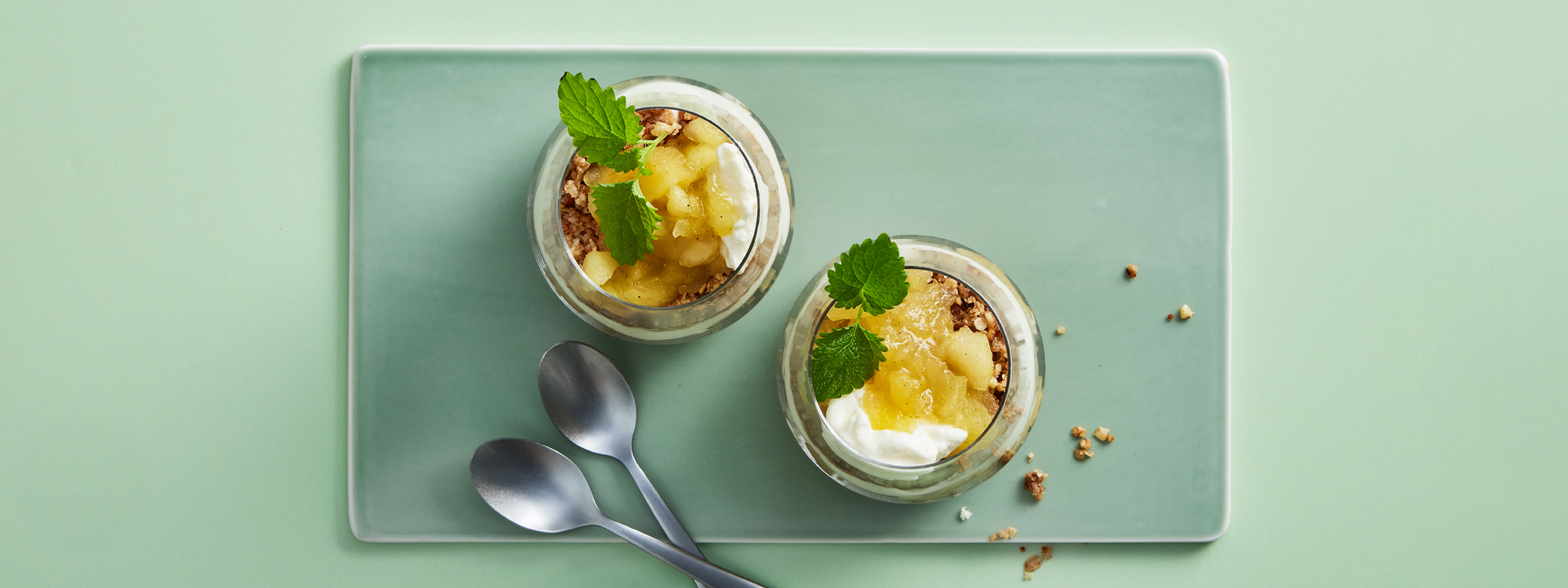 Gammeldags æblekage med nøddecrumble