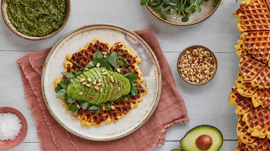 Salte gulerodsvafler med avocado og grøn pesto