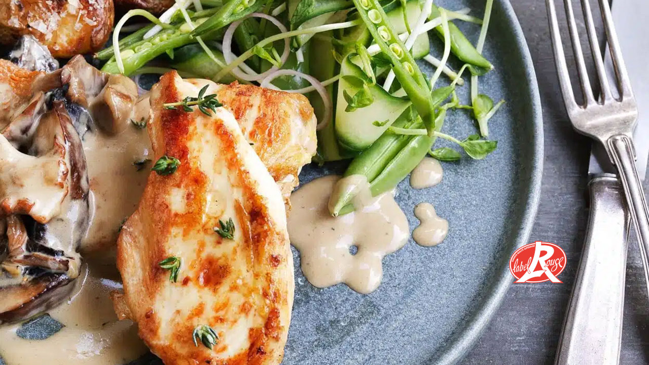 Frilandskyllingefilet i cremet svampesauce – knasende knuste kartofler – sylt af sprødt grønt