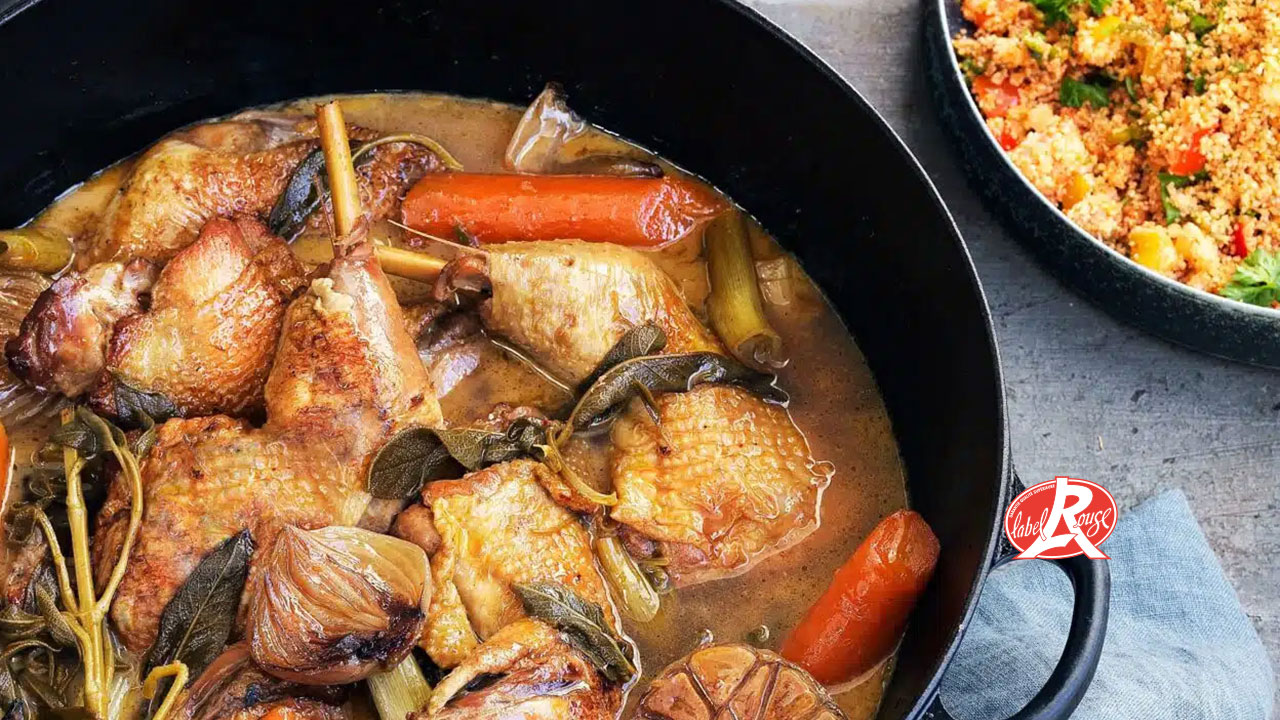 Frilandskyllingelår i lys ragout med honning, citron og hvidvin – farverig couscous.