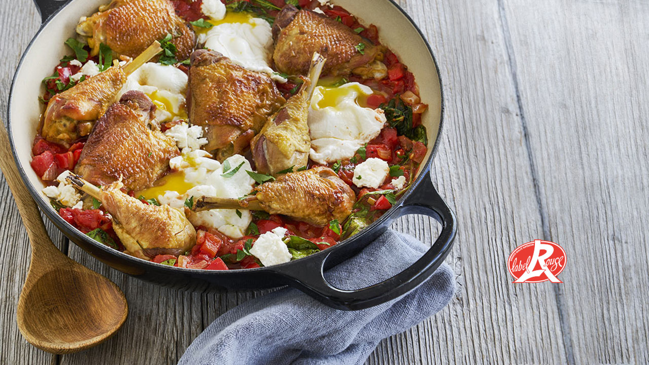 Shakshuka med braiserede Label Rouge overlår, pocherede æg og broccolini
