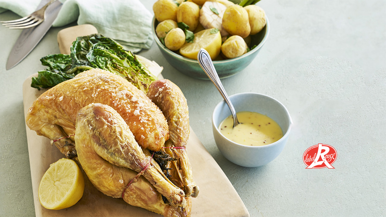 Ovnstegt Label Rouge kylling med stegt hjertesalat, æblesennepssauce og kartofler med et citrustvist