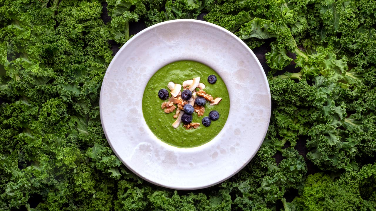 Morgengrød af grønne ærter, grønkål og æble