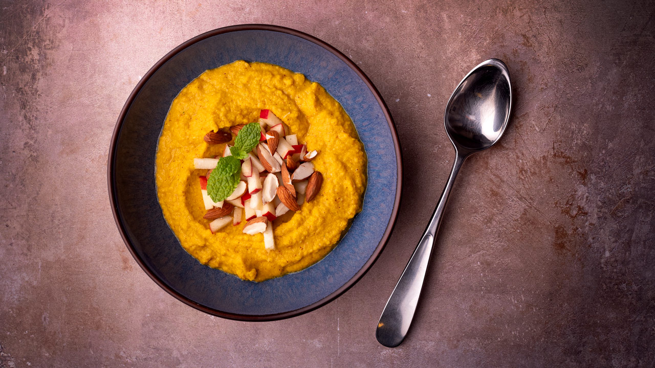 Gul-grøn morgengrød med sød kartoffel og gurkemeje