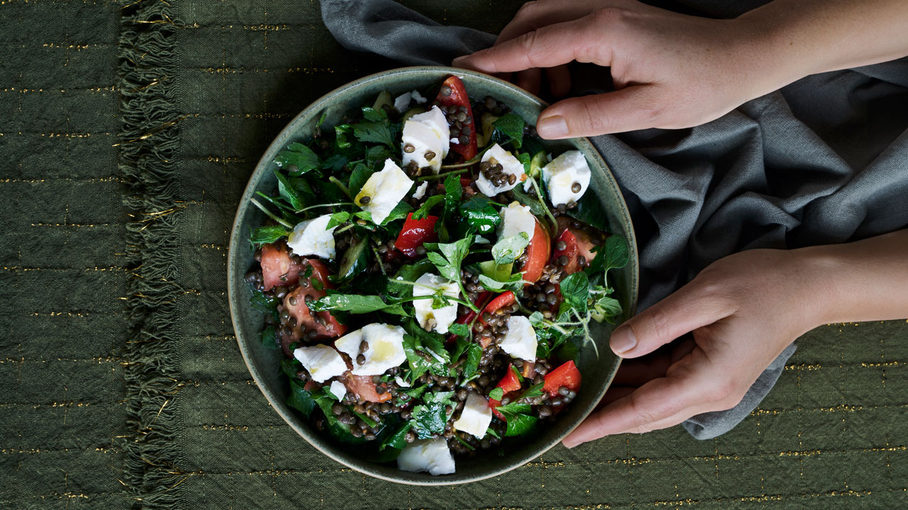 Salat med grønne linser og gedeost