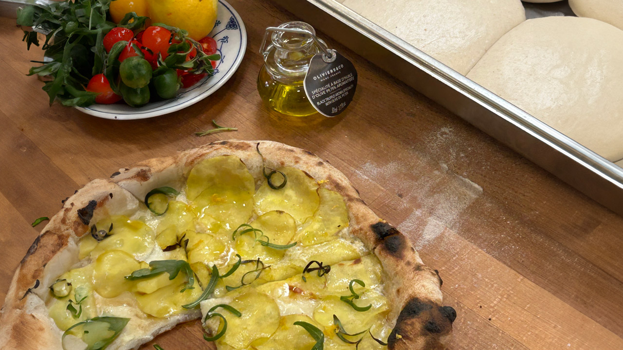 Koldhævet kartoffelpizza med frisk rosmarin og trøffelolie