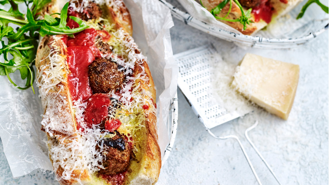 Sandwich med aubergine og tomatsauce