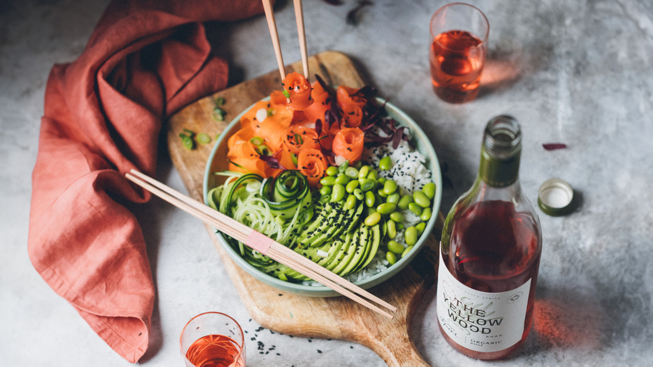 Poke bowl med røget laks, avocado og edamamebønner