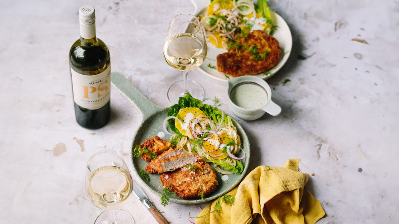 Panerede svinekoteletter med grillet fennikel og appelsinsalat med kærnemælksdressing