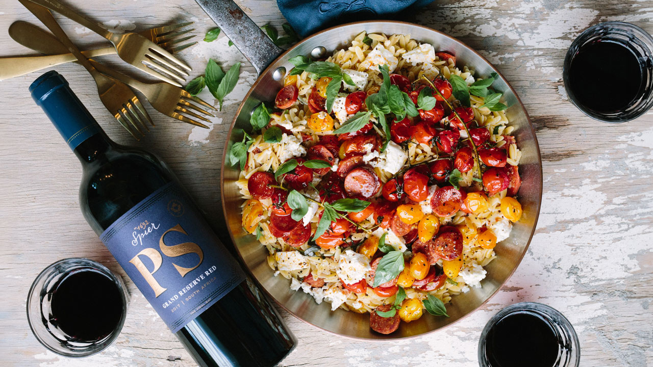 Orzo med ristede tomater, chorizo, feta og basilikum