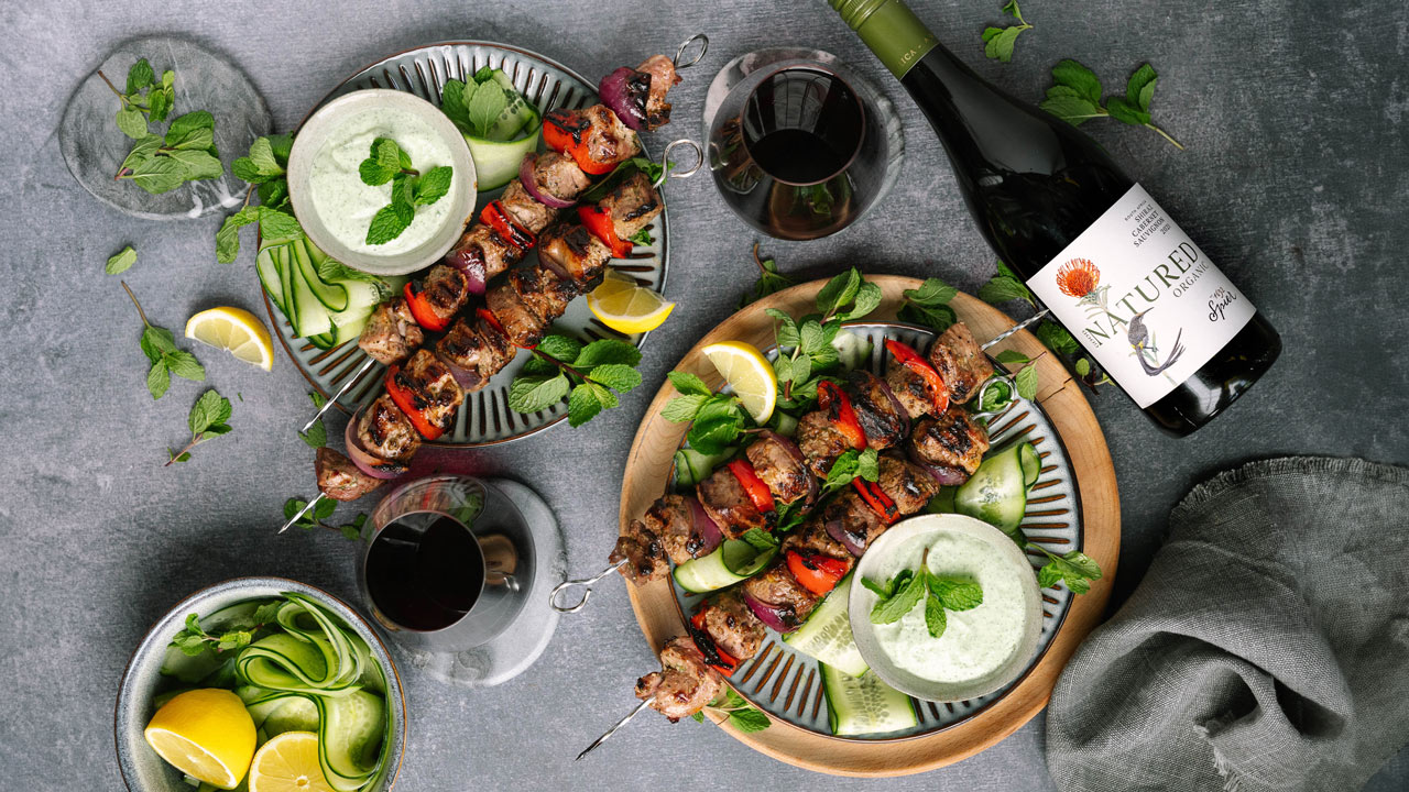 Grillede lammekødsspyd med mynte-yoghurt dressing