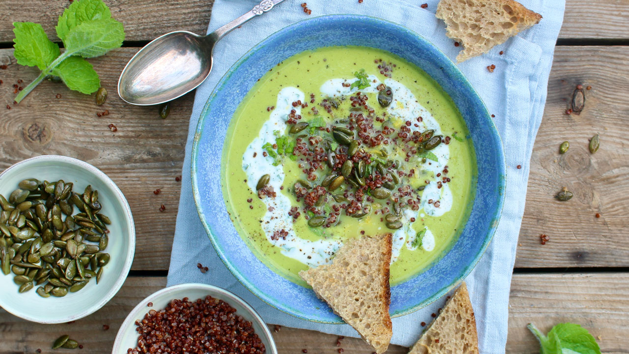 Squashsuppe med myntecreme og ristede græskarkerner