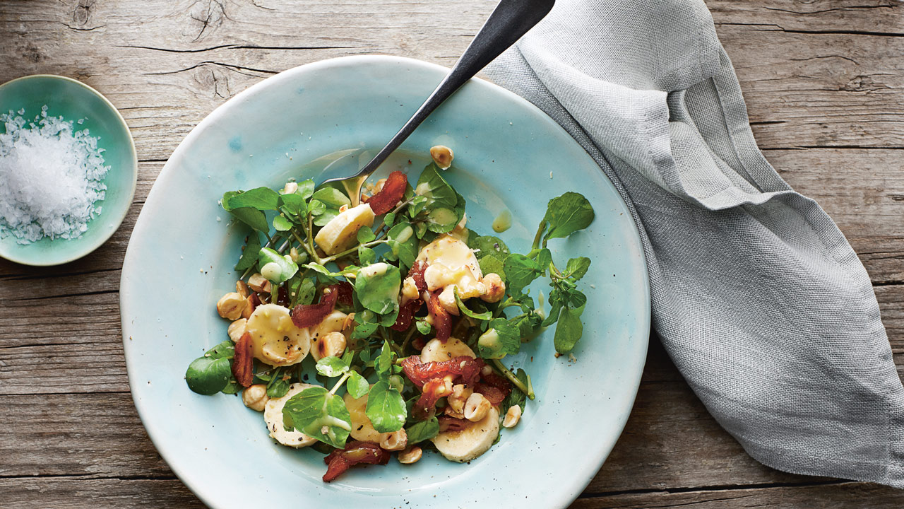 Brøndkarsesalat med banan og hasselnød