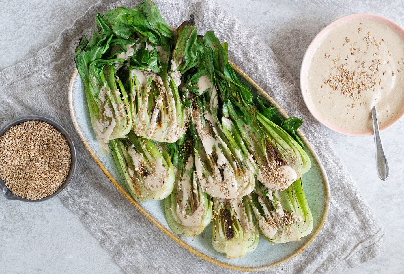 Grillet pak choi med gomadressing