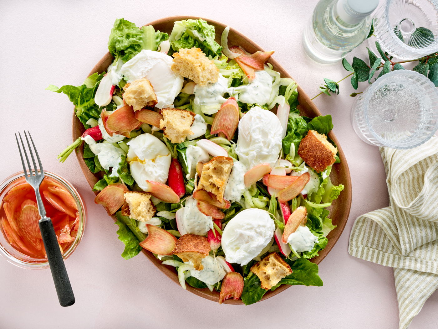 Sprød salat med pocheret æg og sommergrønt