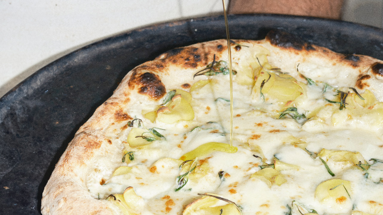 Kartoffelpizza med rosmarin og hvid trøffelolie