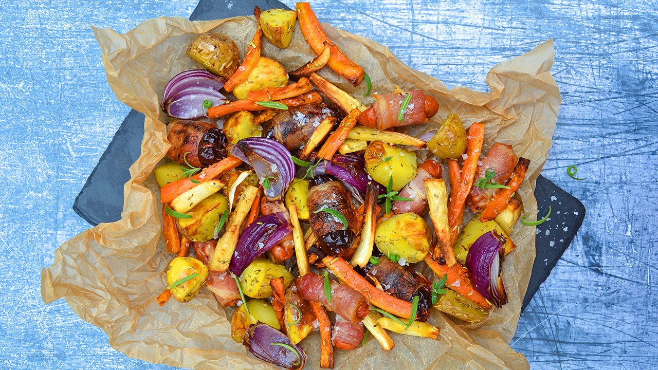 Rodfrugtbiks med pølser i baconsvøb i airfryer